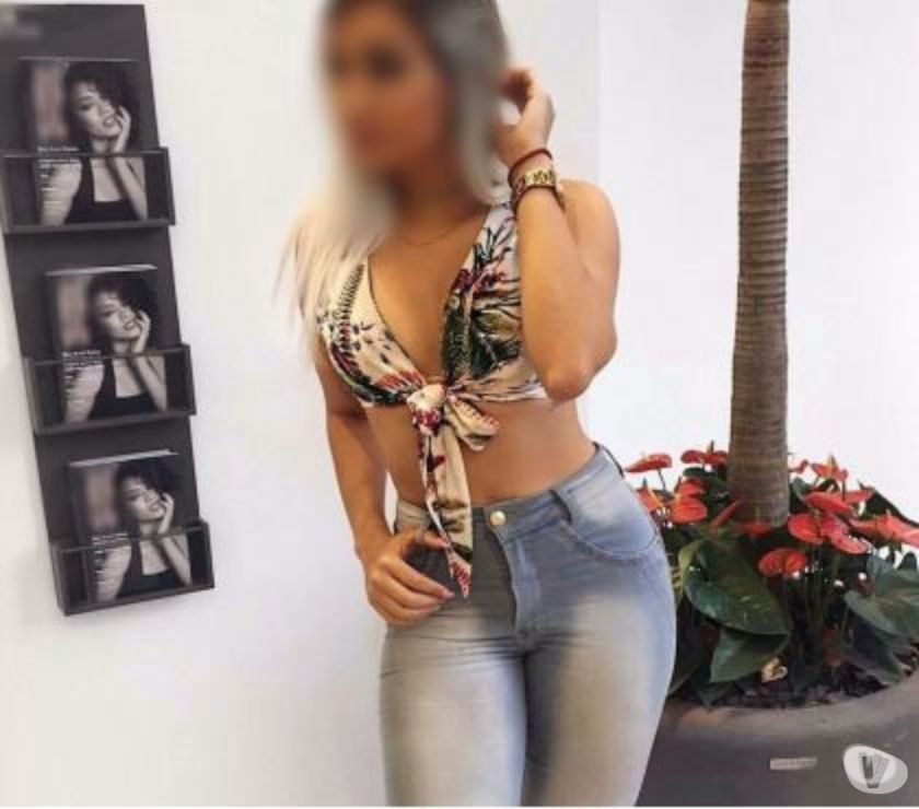 Belle femme aux formes naturelles chez vous